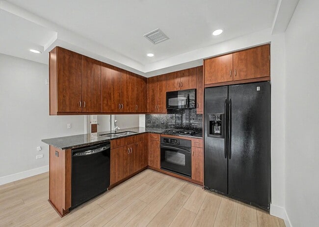 Building Photo - 7147 E Rancho Vista Dr