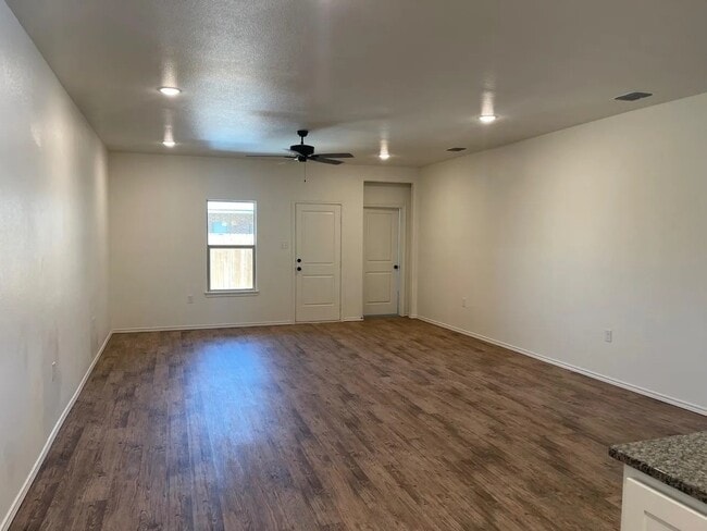 Building Photo - 5542 Kemper St