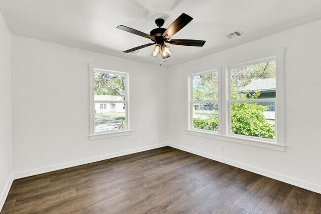 Building Photo - Stunning 3-Bedroom Home with Modern Upgrades in Tulsa