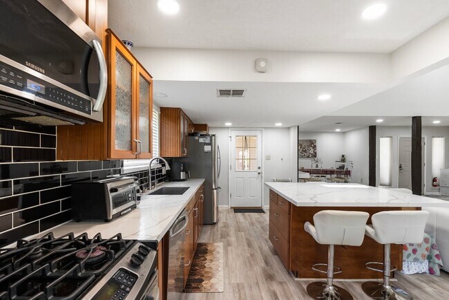 Building Photo - 14039 Utopia Dr