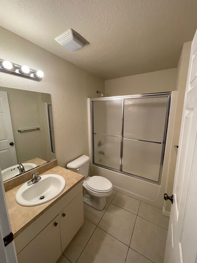 Building Photo - 2 Bedroom/2 Bathroom Apartment