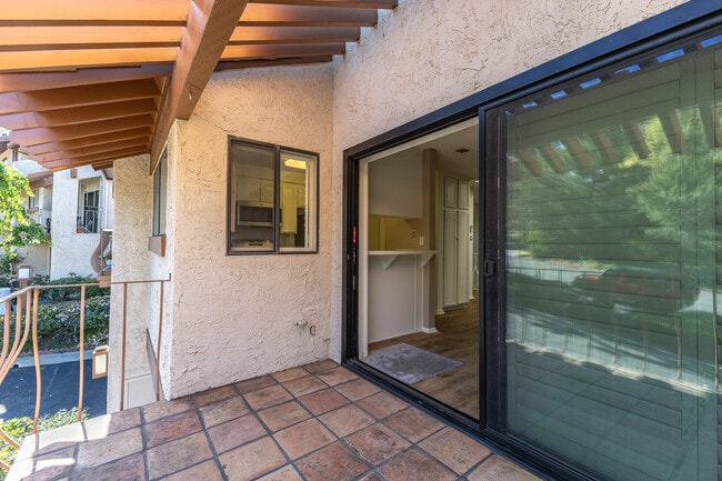 Building Photo - 1709 Cam De Villas