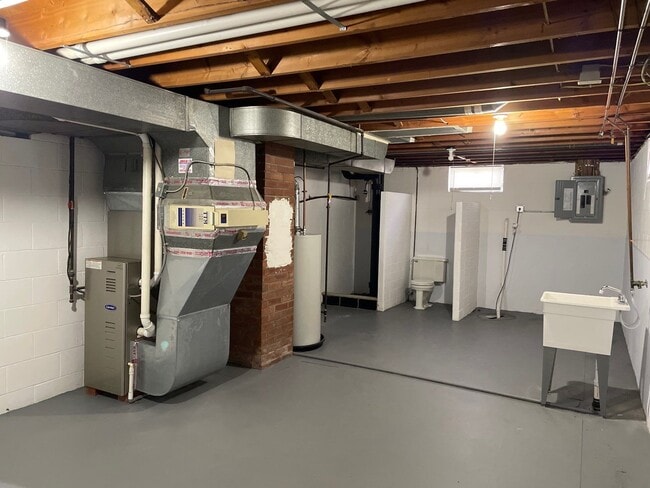 Building Photo - 1910 Thornapple Ave