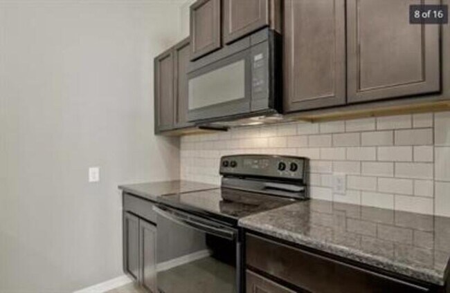 Building Photo - 4863 N Hillside Ct