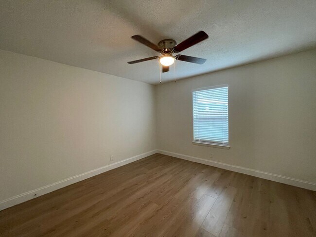 Building Photo - Hosak 208