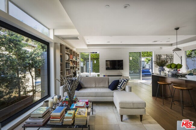 Building Photo - 814 Crestmoore Pl