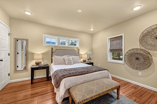 Building Photo - 983 N Main St