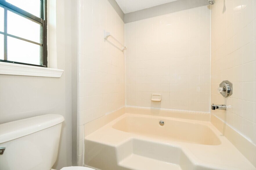 Building Photo - 2877 Tuscarora Tr