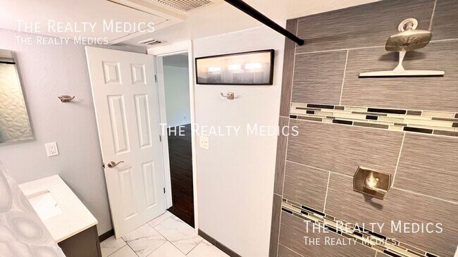 Building Photo - 415 Lakepointe Dr