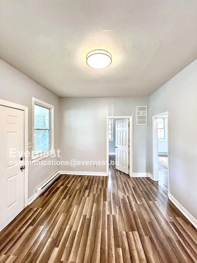 Building Photo - 3 Bed, 1 Bath Home with Modern Comforts / ...