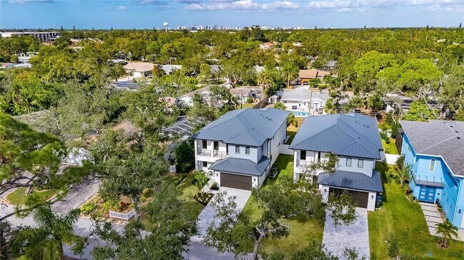 Building Photo - 2335 Oak Terrace