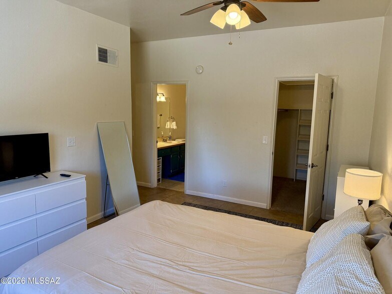 Building Photo - 5750 N Camino Esplendora