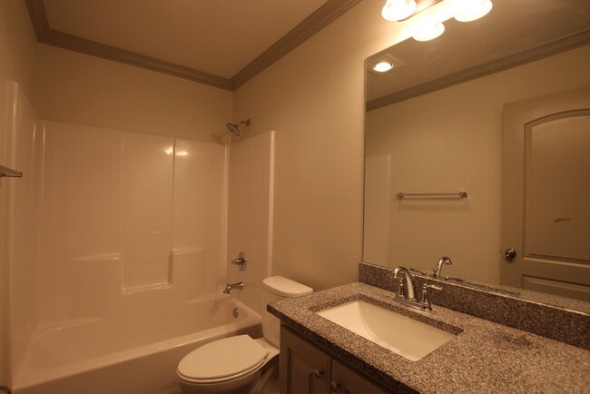 Building Photo - Beautiful 3 Bedroom 2 Bathroom Townhouse i...