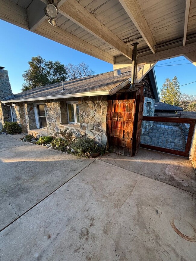 Building Photo - Charming Stone Cottage Available