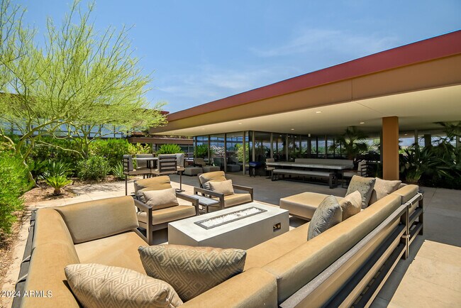 Building Photo - 7117 E Rancho Vista Dr