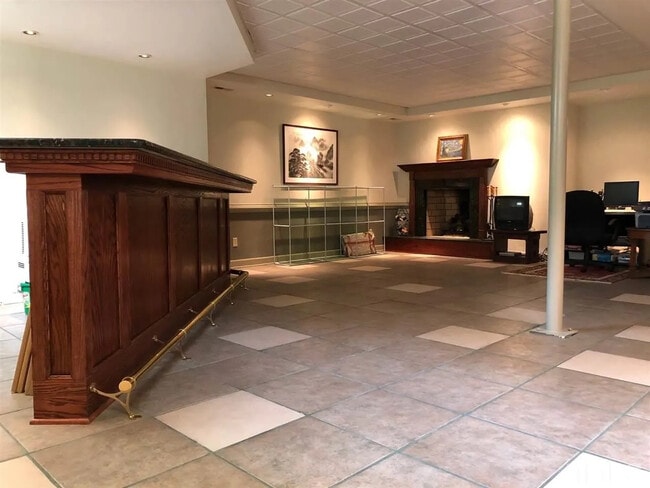 Building Photo - Room in House on Kingsway Dr