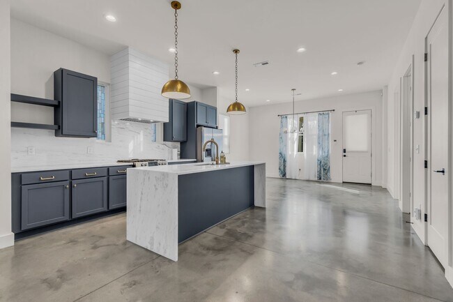 Building Photo - 715 32nd Ave N