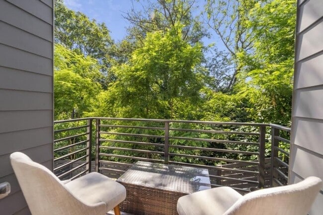 Building Photo - Modern & spacious 3bed/3bath with yard in ...