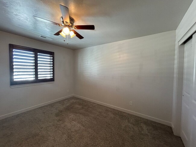 Building Photo - Modern Townhome