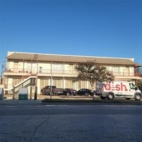 Building Photo - 212 W Knox St