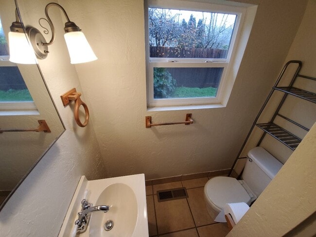 Building Photo - 4-Bedroom home located close to the Eureka...