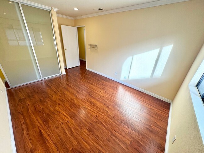 Building Photo - *** Charming 4 bed 3.5 bath Alhambra Townhome ***