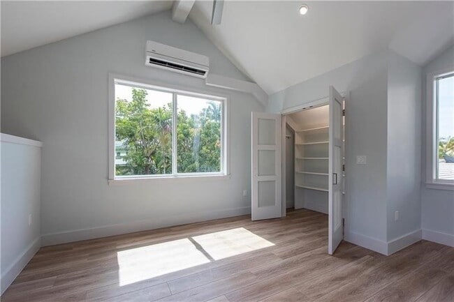 Building Photo - 824 NE 17th Way