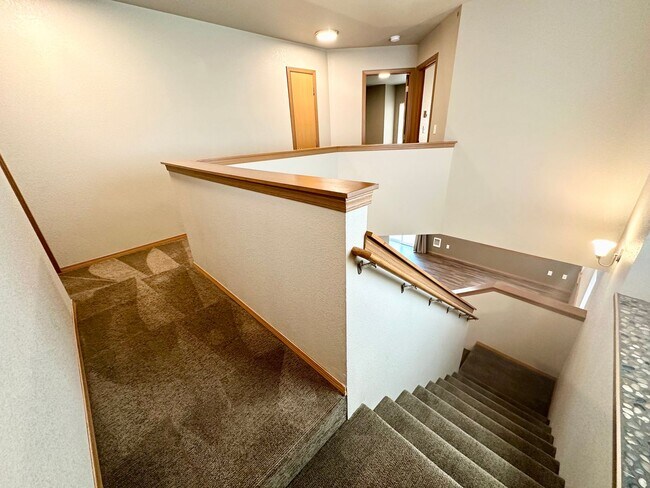 Building Photo - Updated Townhouse in Ellenbsurg
