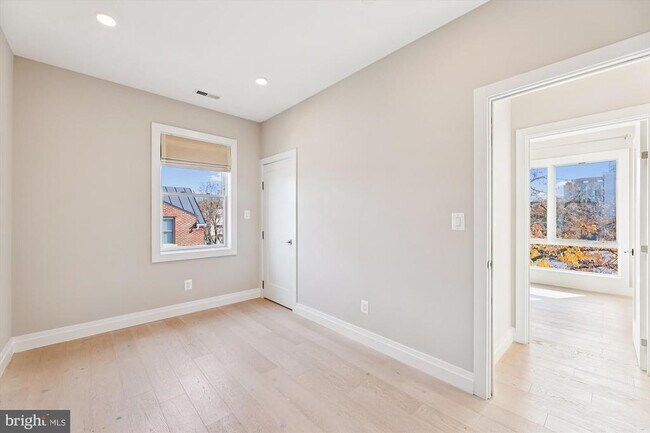 Building Photo - 1102 Staples St NE