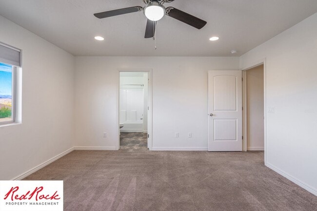 Building Photo - End Unit Fossil Hills Townhome with 3 Beds and 2.5 Baths