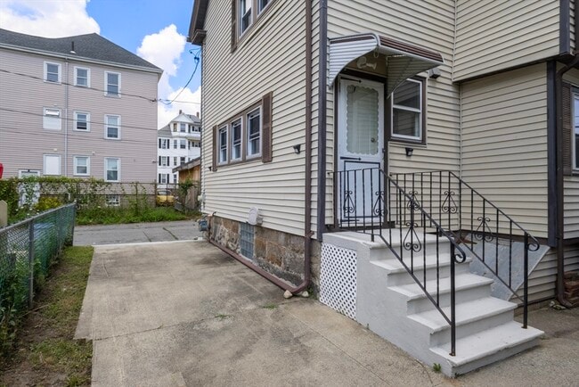 Building Photo - 6 Coffin Ave Ct