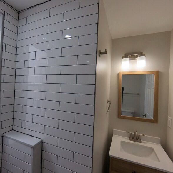 Modern bathroom - 4646 York Rd
