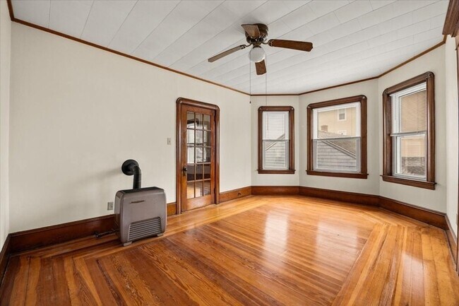 Building Photo - 576 Slade St