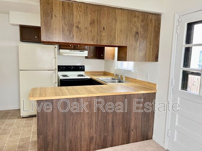 Building Photo - 1317 Cypress Ave