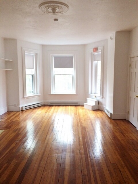 Building Photo - 56 Hawes St