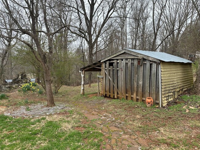 Building Photo - Ranch in Bedford County with Extra Amenities