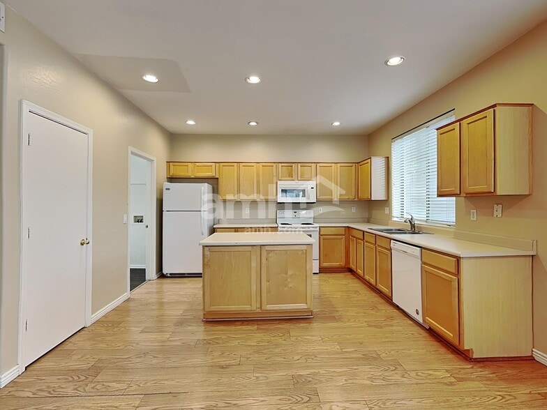 Building Photo - 9216 E Keats Ave