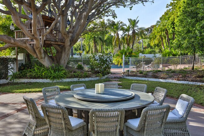 Tree house - 29225 Cliffside Dr