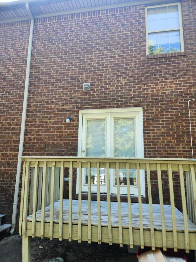 Building Photo - 105 Woods Trail