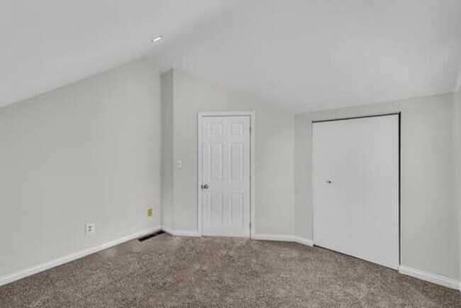Building Photo - 3940 Delmar Ave