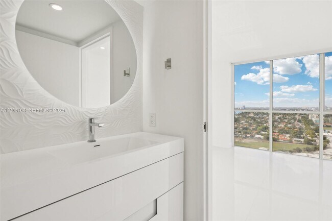 Building Photo - 7601 E Treasure Dr