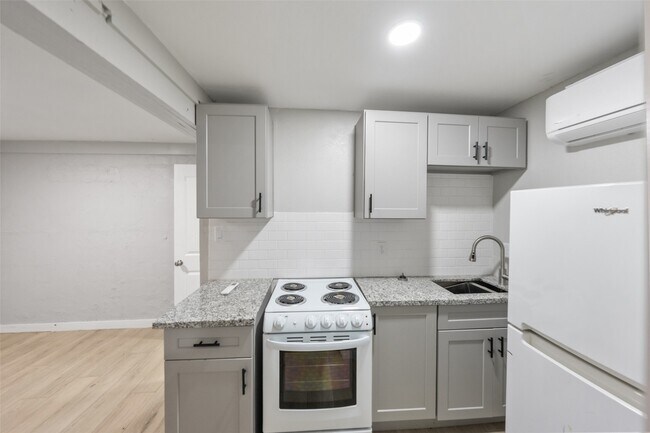 Building Photo - 213 Caplin St