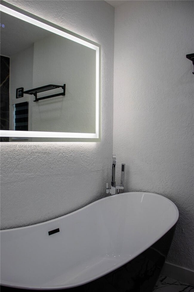 Building Photo - 295 NE 150th St