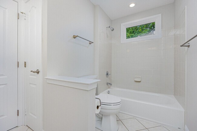 Building Photo - Stylish Renovation with Golf Course Views in a Prime Raleigh Location!