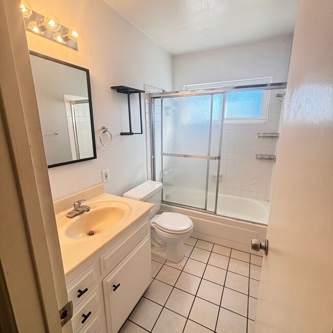 Building Photo - CHARMING PACIFIC BEACH 2BD/2BA CONDO! CLOSE TO THE BAY & OCEAN! Only $3,295/mo!