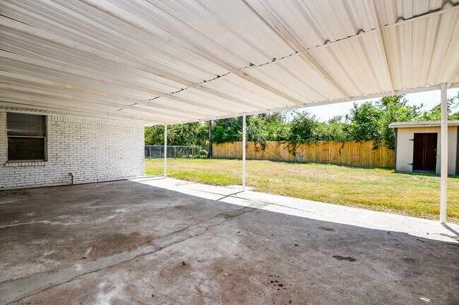 Building Photo - 5429 De Lange Ln