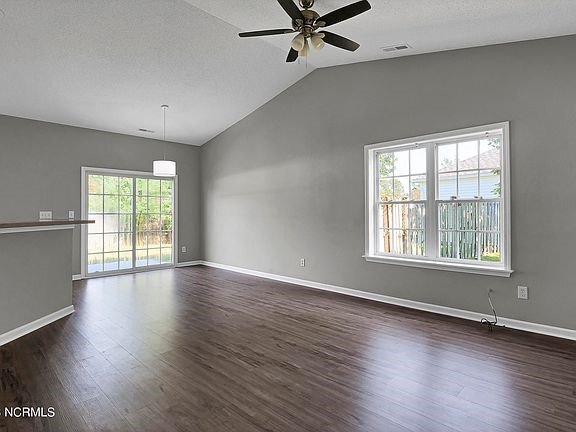 Building Photo - *** Promotion -- Sign lease by February 15 and receive $1100 off first months rent!!  Renovated h...