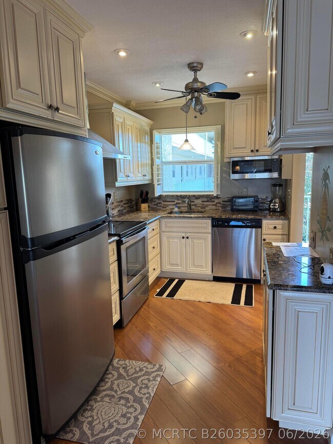 Building Photo - 650 Snug Harbor Dr