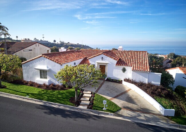 Building Photo - 7080 Via del Mar