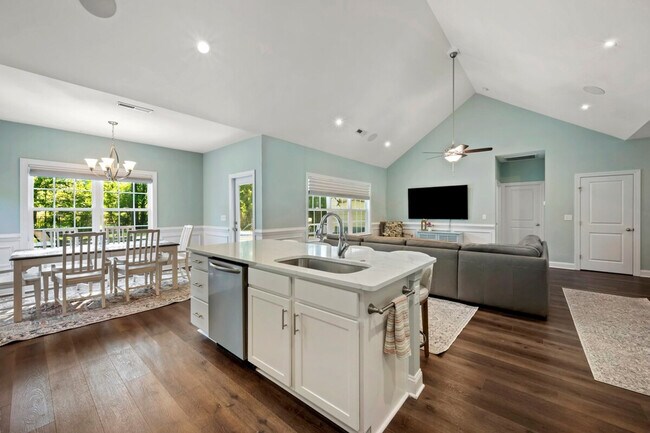 Building Photo - 245 Brace Dr